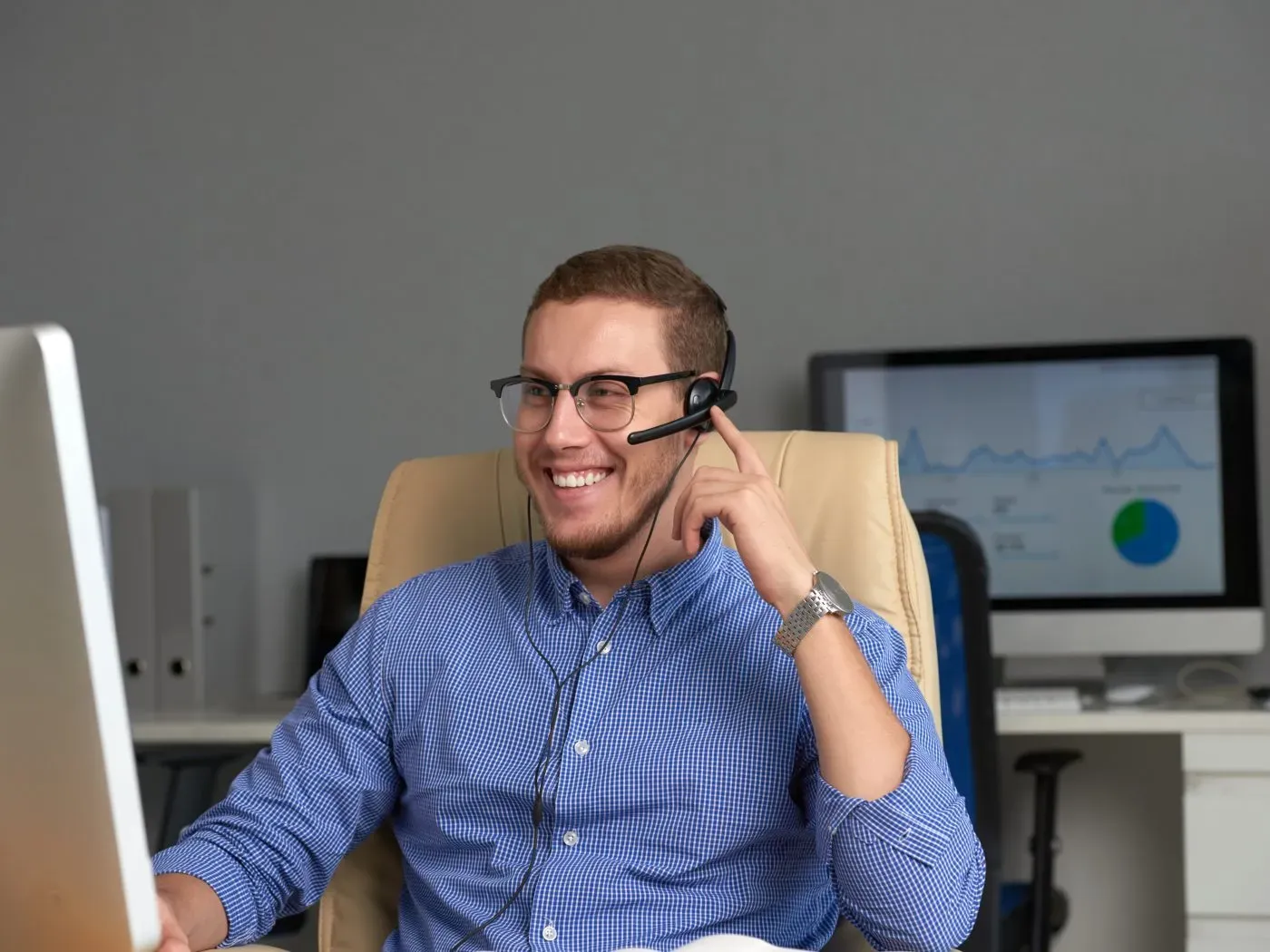 Support manager working in a contact centre